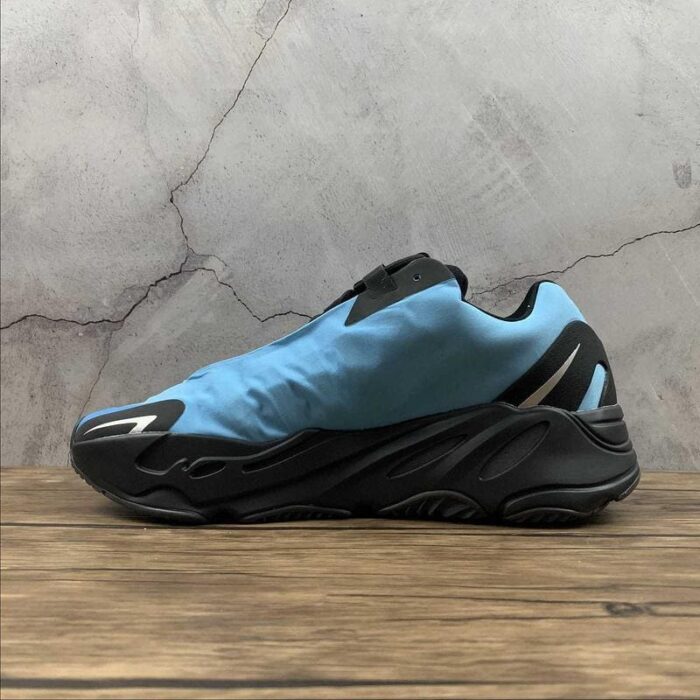 Adidas Yeezy Boost 700 MNVN Bright Cyan - Imagem 3